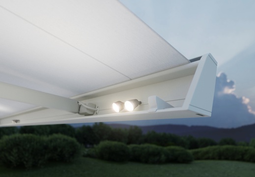 markilux MX-4 in weiß mit Fokus auf  LED Spot im Ausfallprofil